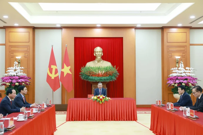 Le secrétaire général du Parti communite du Vietnam, Tô Lâm (centre) lors de son entretien téléphonique avec le président russe Vladimir Poutine. Photo: VNA