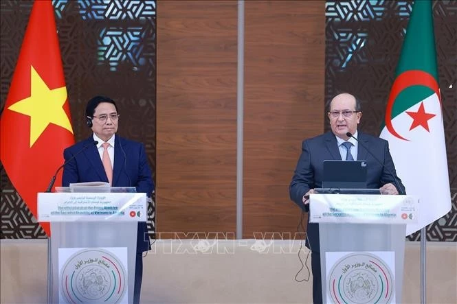 Le Premier ministre vietnamien Pham Minh Chinh (à gauche) et son homologue algérien Sifi Ghrieb lors de la conférence de presse conjointe, à Alger, le 19 novembre. Photo : VNA