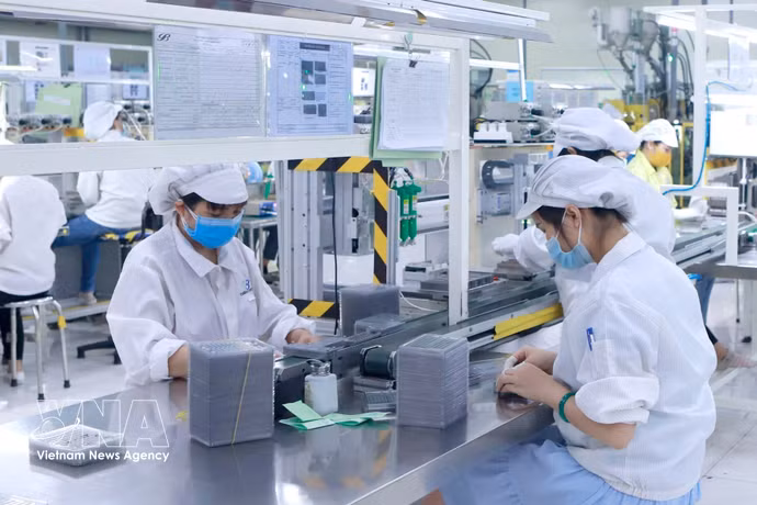 Fabrication de composants électroniques chez Star Engineers Vietnam, dans la parc industriel Binh Xuyên I, dans la province de Phu Tho. Photo : VNA