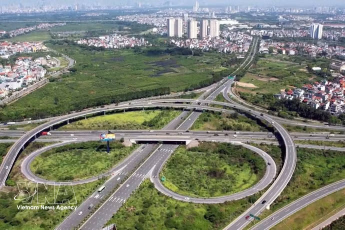 Les infrastructures de transport et de logistique interrégionales sont fondamentales pour renforcer les liens et promouvoir la gestion efficace de l'espace de développement unifié et des ressources nationales. Photo d’illustration : VNA