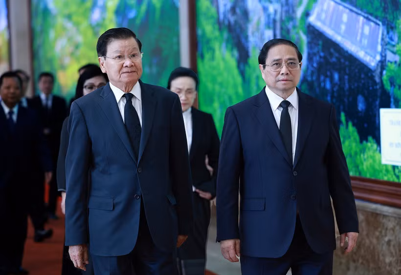 Le Premier ministre Pham Minh Chinh (à droite) et le secrétaire général du Parti populaire révolutionnaire lao (PPRL) et président lao Thongloun Sisoulith, à Hanoi, le 26 juillet. Photo : VNA
