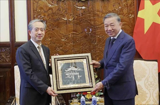 Le président Tô Lâm (à droite) offre un cadeau de souvenir à l’ambassadeur chinois Xiong Bo, à Hanoi, le 17 juillet. Photo: VNA