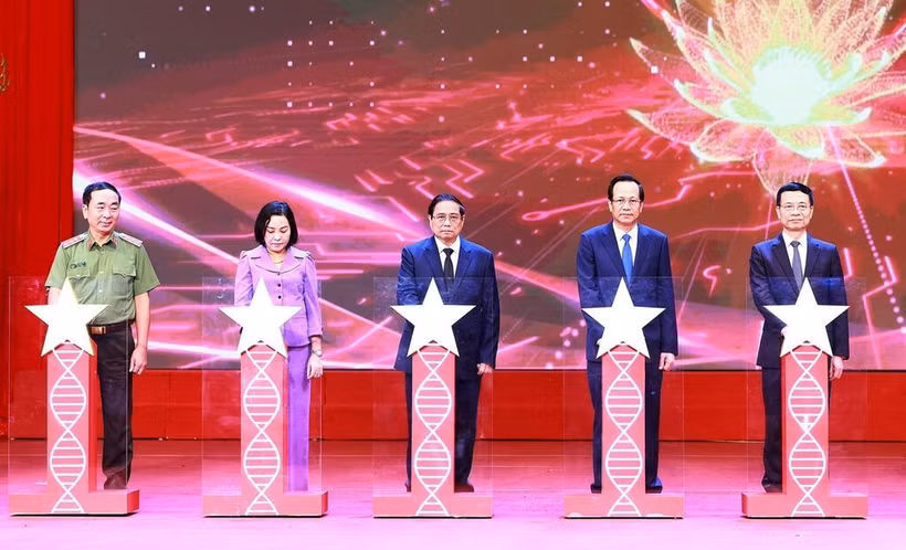 Le Premier ministre Pham Minh Chinh a participé à l'inauguration de la banque de gènes (ADN) des martyrs dont les informations et les proches n’ont pas encore été identifiés. Photo : VNA
