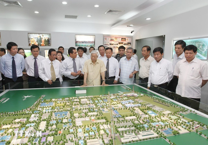 Le secrétaire général Nguyen Phu Trong visite le parc industriel Vietnam-Singapour I (VSIP I) dans la province de Binh Duong, le 13 avril 2013. Photo : VNA