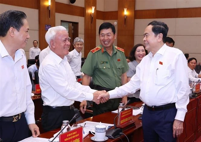 Le président de l’Assemblée nationale, Trân Thanh Mân (à droite) lors de la séance de travail avec comité du Parti de la ville de Hai Phong. Photo: VNA