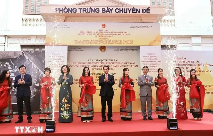 Le ministre des Affaires étrangères Bui Thanh Son (centre) lors de la cérémonie d’ouverture de l’exposition au Musée national d’histoire du Vietnam à Hanoi. Photo : VNA 