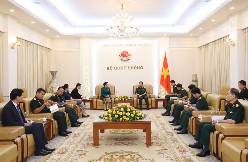 Le ministre de la Défense Phan Van Giang reçoit l’ambassadrice du Laos au Vietnam, Khamphao Ernthavanh, à Hanoi, le 3 juillet. Photo : VNA