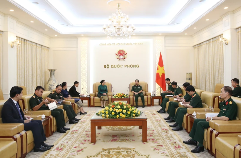 Le ministre de la Défense Phan Van Giang reçoit l’ambassadrice du Laos au Vietnam, Khamphao Ernthavanh, à Hanoi, le 3 juillet. Photo : VNA