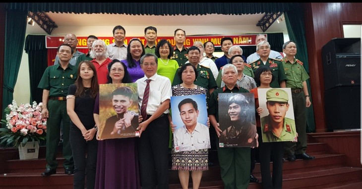 Remise des portraits des martyrs aux familles en juin 2024. Photo: VOV