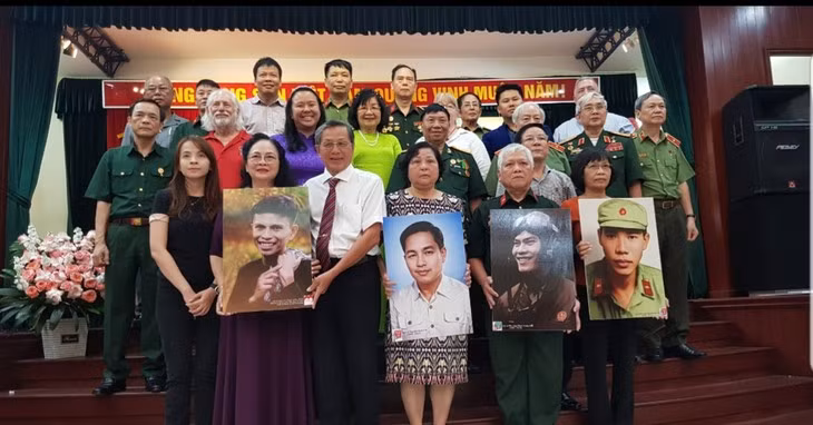 Remise des portraits des martyrs aux familles en juin 2024. Photo: VOV