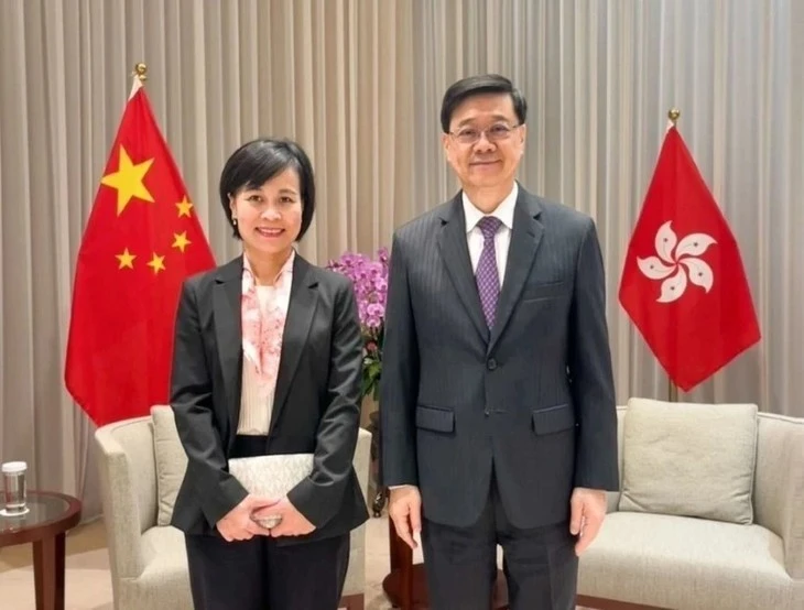 La consule générale du Vietnam à Hong Kong et Macao Lê Duc Hanh (à gauche) et directeur général de la Région administrative spéciale de Hong Kong (Chine) John Lee. Photo : VNA