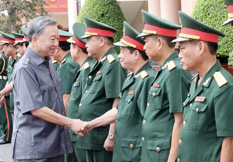 Le président Tô Lâm rend visite à la brigade du génie 25, à Vinh Long, dans le delta du Mékong, le 5 juillet. Photo : VNA 