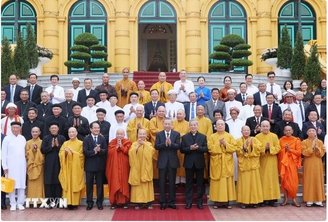 Le président Tô Lâm rencontre une délégation des dignitaires, agents subalternes religieux et dirigeants des organisations religieuses, à Hanoi, le 13 juin. Photo : VNA