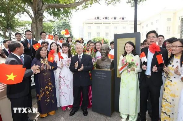 Le secrétaire général Nguyên Phu Trong et les délégués ont chanté une chanson sur le président Hô Chi Minh lors de la cérémonie d’offrande de fleurs au monument du président Hô Chi Minh au Musée des civilisations asiatiques, à Singapour, le 12 septembre 2012. Photo : VNA