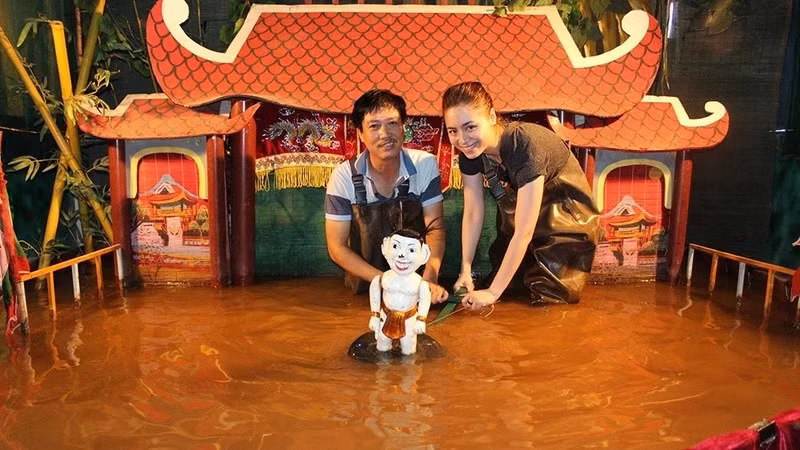 L’artiste de marionnettes sur l’eau Phan Thanh Liêm et son élève, Hoàng Huong Giang. Photo Photo gracieuseté de Phan Thanh Liêm