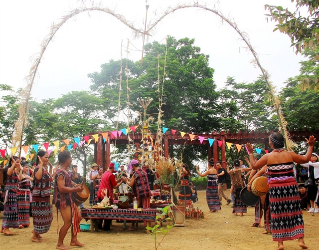 Kon Tum s'est transformée en une véritable palette de couleurs et de sons. Photo: VNA