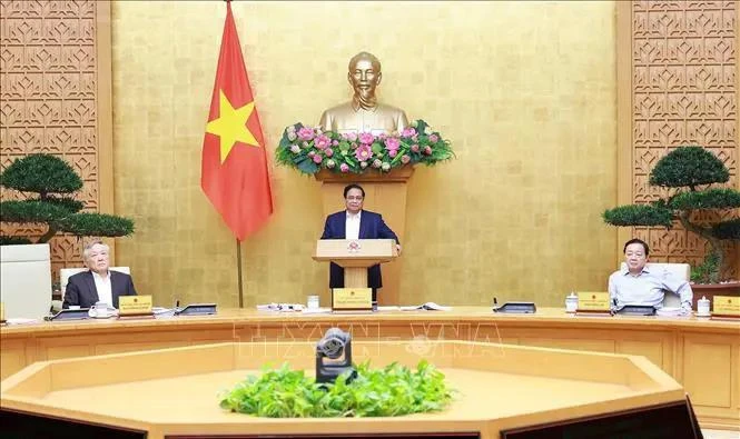 Le Premier ministre Pham Minh Chinh (centre) s’exprime lors de la réunion thématique du gouvernement sur la construction des lois, à Hanoi, le 4 décembre. Photo: VNA