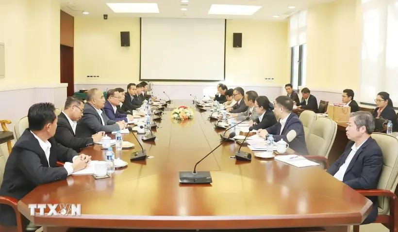 Vue de la rencontre entre le vice-ministre vietnamien de la Culture, des Sports et du Tourisme, Hoang Dao Cuong, et le secrétaire adjoint du Bureau du Comité central du Parti révolutionnaire populaire lao, Khampha Phimmasone. Photo : VNA