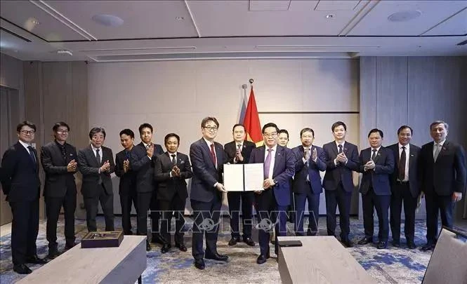 Le président de l'Assemblée nationale, Trân Thanh Mân, assiste à l'échange d'un protocole d'accord de coopération en matière de formation éducative entre l'Université d'Hiroshima (HU) et le groupe Sovico. Photo : VNA