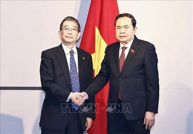 Le président de l’Assemblée nationale Trân Thanh Mân (à droite) reçoit le président de l’Association d’amitié Nagasaki-Vietnam Tomioka Tsutomu. Photo : VNA