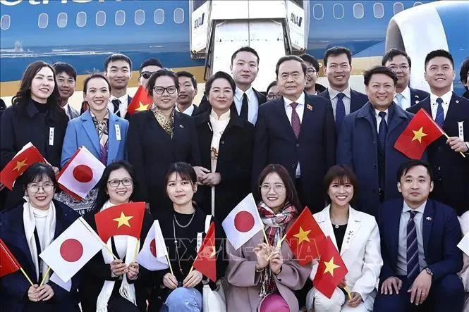 Le président de l’Assemblée nationale du Vietnam, Trân Thanh Mân et son épouse à l'aéroport international de Nagasakin, au Japon. Photo: VNA