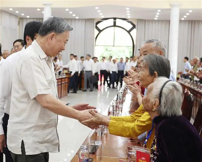 Le secrétaire général Tô Lâm remet des cadeaux aux mères héroïnes, à Dông Thap, le 11 décembre. Photo: VNA