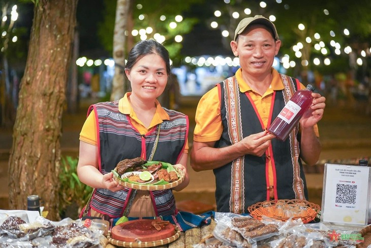 Des produits OCOP vendus au marché de Mang Den. Photo: QDND
