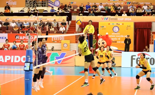 Après des performances remarquables, le Vietnam (à droite) a décroché une place pour participer au Championnat du monde de volleyball féminin FIVB 2025. Photo: VNS