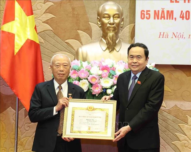 Le président de l’Assemblée nationale Trân Thanh Mân (à droite) et l’ancien président de l’Assemblée nationale Nguyên Van An lors de l’événement. Photo : VNA