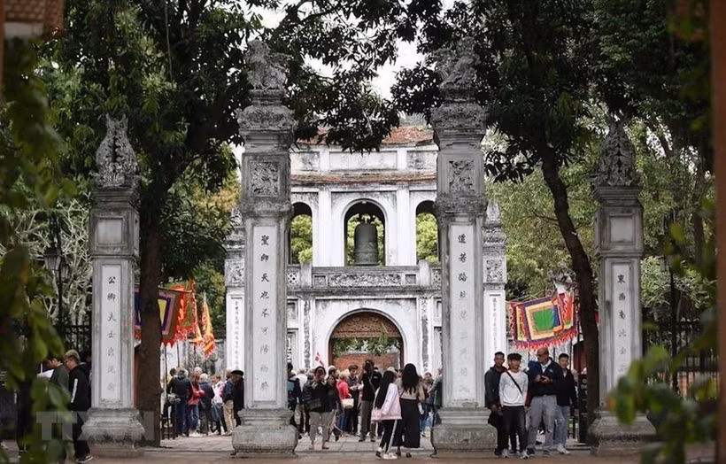 Touristes visitant le Temple de la Littérature à Hanoi. Photo: VNA