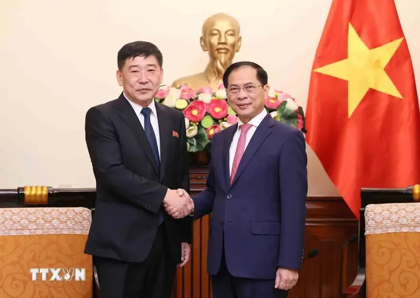 Le vice-Premier ministre et ministre des Affaires étrangères Bui Thanh Son (à droite) serre la main du vice-ministre des Affaires étrangères de la République populaire démocratique de Corée (RPDC) Pak Sang Gil. Photo : VNA