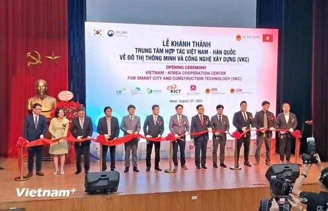 Les délégués coupent la bande inaugurale du VKC Photo : VietnamPlus