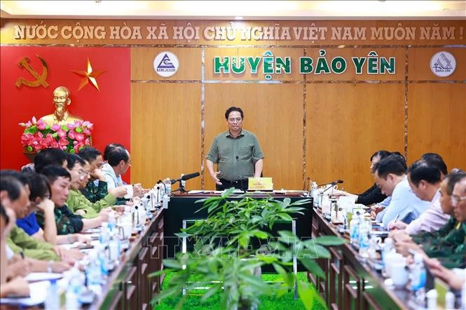 Le Premier ministre Pham Minh Chinh travaille avec les responsables de Lào Cai et des ministères et secteurs concernés sur le règlement des conséquences du typhon Yagi. Photo: VNA