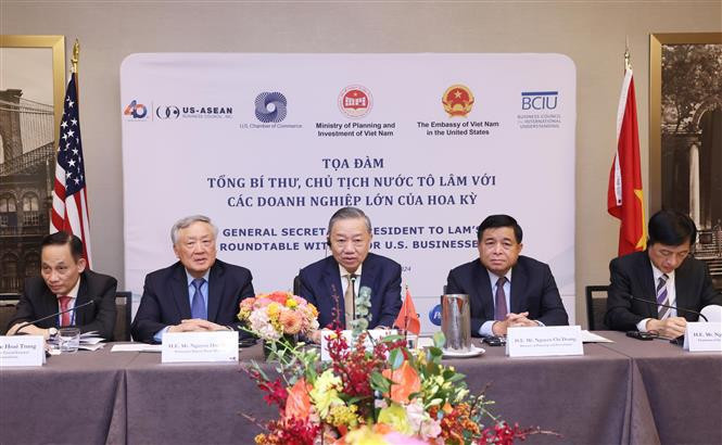 Le secrétaire général et président Tô Lâm (centre) participe à une table ronde d’affaires avec les entreprises américaines de premier plan, à New York, le 23 septembre. Photo: VNA