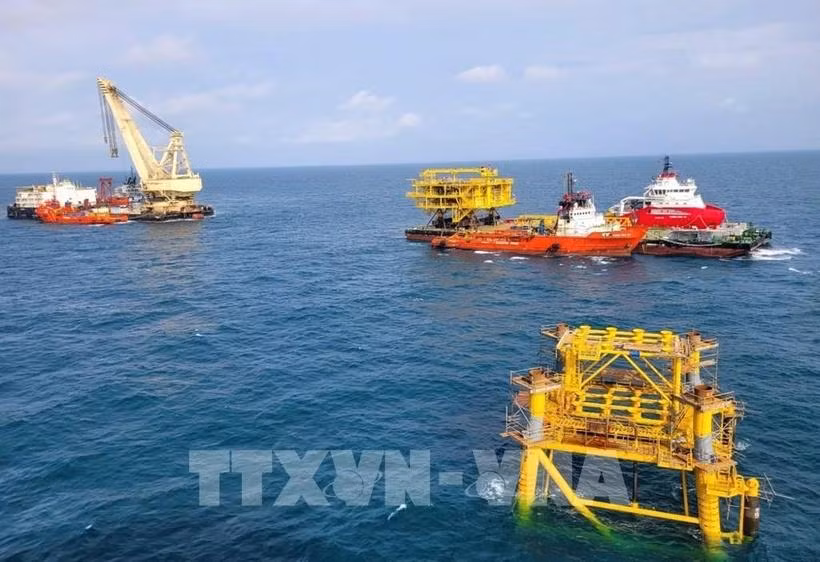 Le bloc supérieur de la plate-forme de forage BK-23 du lot 09.1 du champ pétrolier Bach Hô est installé avec succès le 10 septembre. Photo : VNA