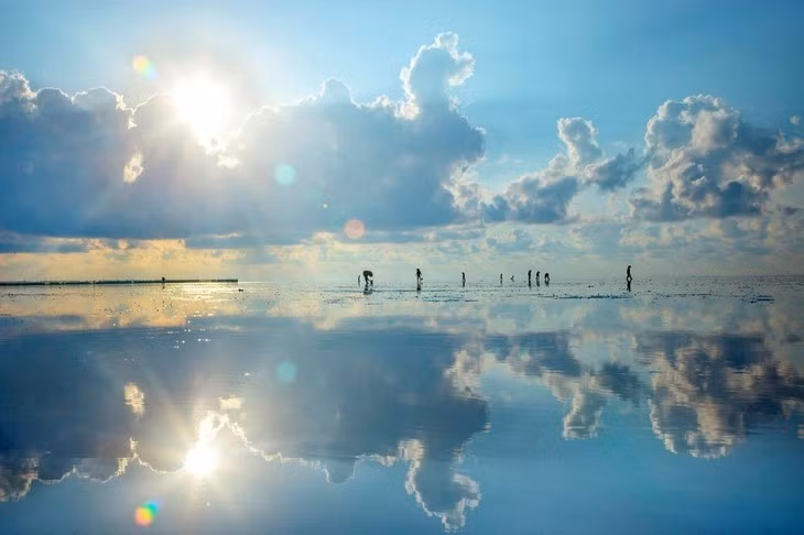 La beauté de la plage de Quang Lang, dans la province de Thai Binh, au lever du soleil. Photo: VOV