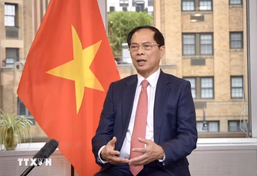 Le vice-Premier ministre et ministre des Affaires étrangères Bui Thanh Son lors d’un entretien avec la presse à la veille de la tournée du secrétaire général et président Tô Lâm en Mongolie, en Irlande et en France. Photo : VNA