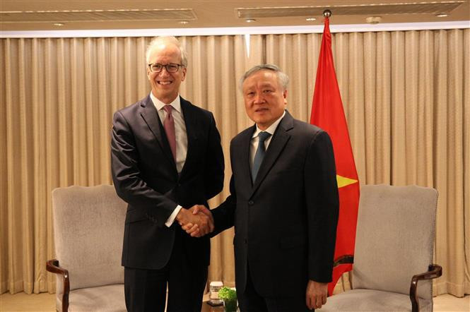 Le vice-Premier ministre permanent Nguyên Hoa Binh (à gauche) et le directeur général du groupe Jardine Matheson, John Witt. Photo : VNA