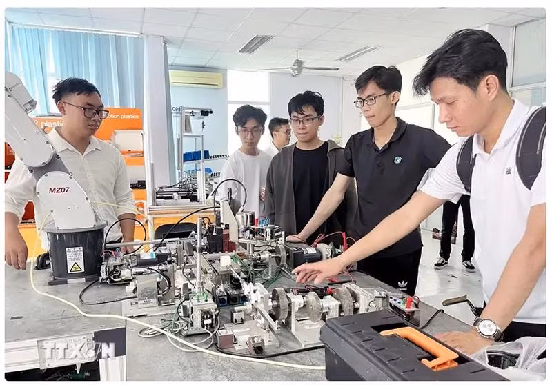 Des étudiants réalisent une exercice pratique dans le centre de formation du parc de haute technologie de Hô Chi Minh-Ville. Photo: VNA