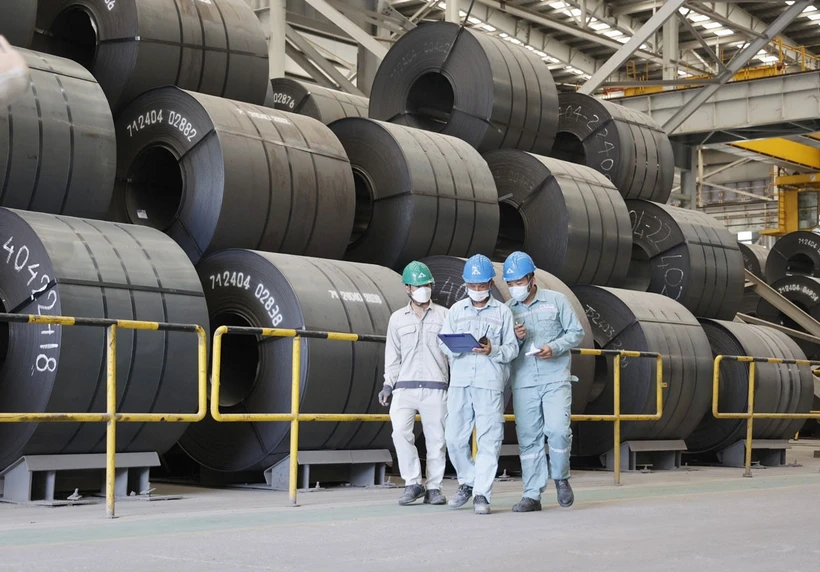 Contrôle de la qualité de l’acier destiné à l’exportation dans une usine du groupe Hoa Phat. Photo : hanoimoi.vn