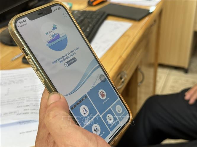 L’application eCDT installée sur les smartphones pour déclarer l'origine des produits de la pêche. Photo: VNA