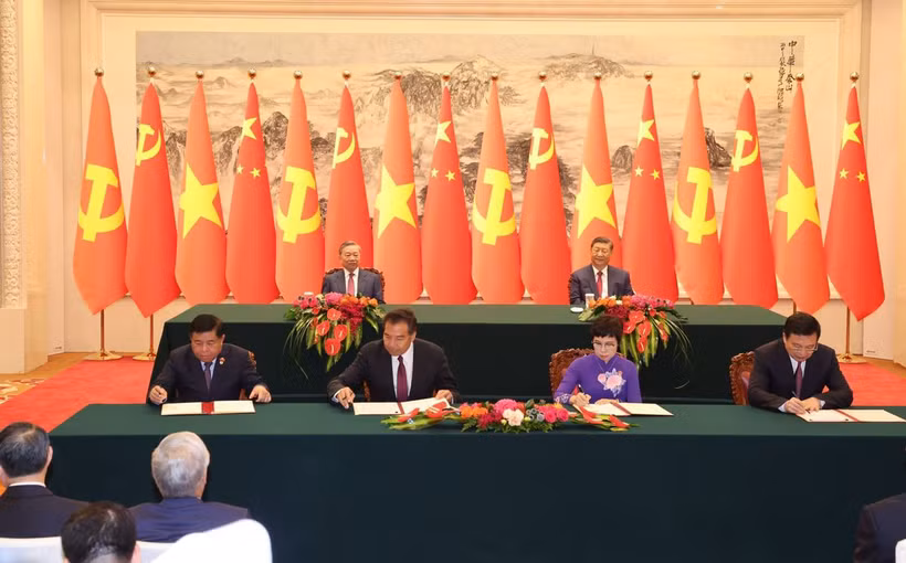 Le ministre vietnamien du Plan et de l’Investissement Nguyên Chi Dung (première à partir de la gauche, 1er plan) et le président de l’Agence chinoise de coopération internationale pour le développement Luo Zhaohui (4e) signent le protocole d’accord, à Pékin, le 19 août. Photo: VNA