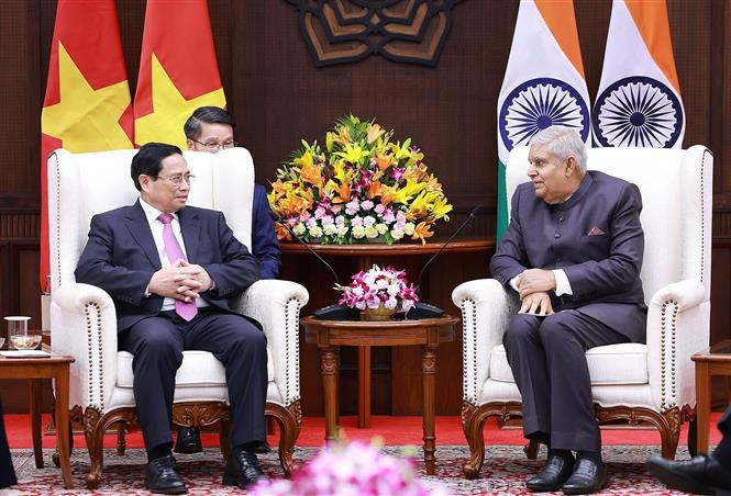 Le Premier ministre Pham Minh Chinh (à gauche) et le vice-président et président du Rajya Sabha, Jagdeep Dhankhar, à New Delhi, le 1er août 2024. Photo: VNA