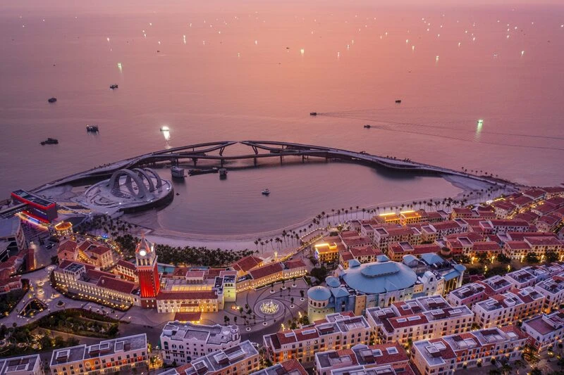 Le Pont du Baiser est une œuvre architecturale qui crée un point culminant pour toute l'île. Source : vietnamdecouverte.com