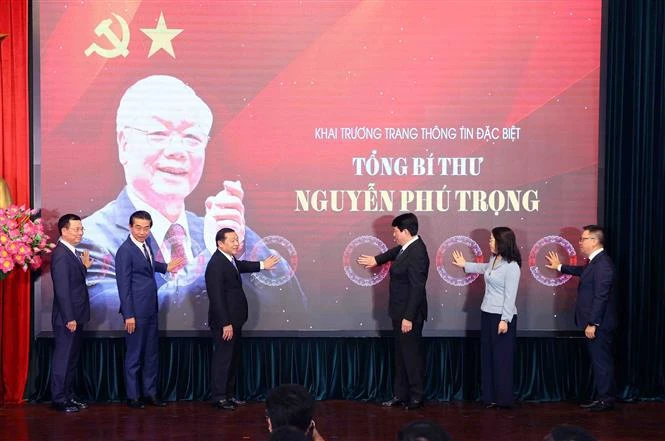 Le membre du Bureau politique Luong Cuong (4e, à partir de la gauche) et les délégués lors de la cérémonie de lancement de la page spéciale sur le secrétaire général du Parti Nguyên Phu Trong, à Hanoi, le 20 août. Photo : VNA