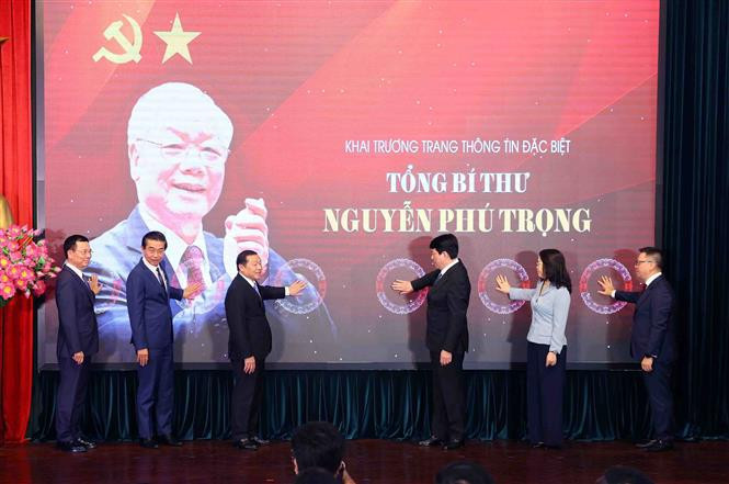 Le membre du Bureau politique Luong Cuong (4e, à partir de la gauche) et les délégués lors de la cérémonie de lancement de la page spéciale sur le secrétaire général du Parti Nguyên Phu Trong, à Hanoi, le 20 août. Photo : VNA