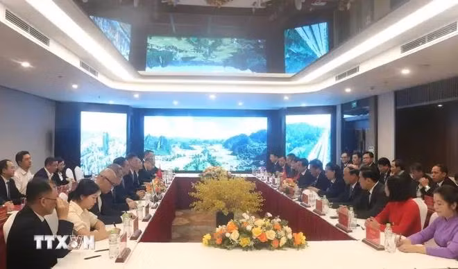 Le secrétaire du Comité du Parti de la province de Cao Bang (Nord), Trân Hông Minh, recevant le secrétaire du Comité du Parti de la ville de Baise de la région autonome Zhuang du Guangxi, Huang Rusheng. Photo : VNA
