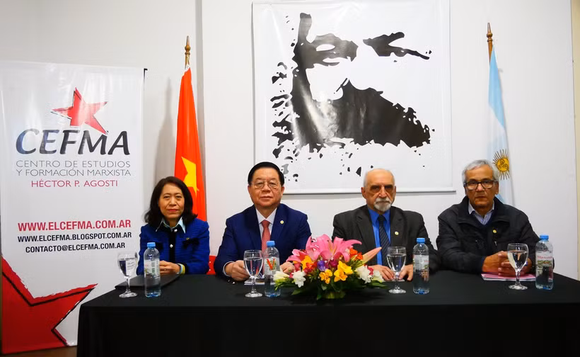 Nguyên Trong Nghia, chef de la Commission de la sensibilisation et de l’éducation du Comité central du PCV (2e à partir de la gauche) et des délégués participant au séminaire à Buenos Aires, le 22 août. Photo : VNA