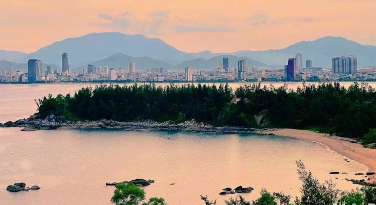 Avec son relief particulier et son air pur, la péninsule de Son Trà est également une destination idéale pour admirer le coucher du soleil. Photo : nhandan.vn