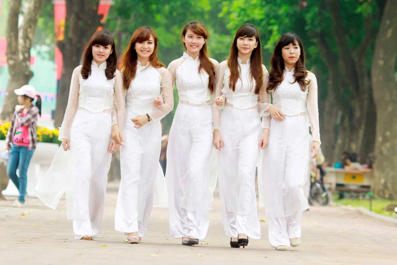 Des jeunes filles vietnamiennes en tunique. Photo: Internet